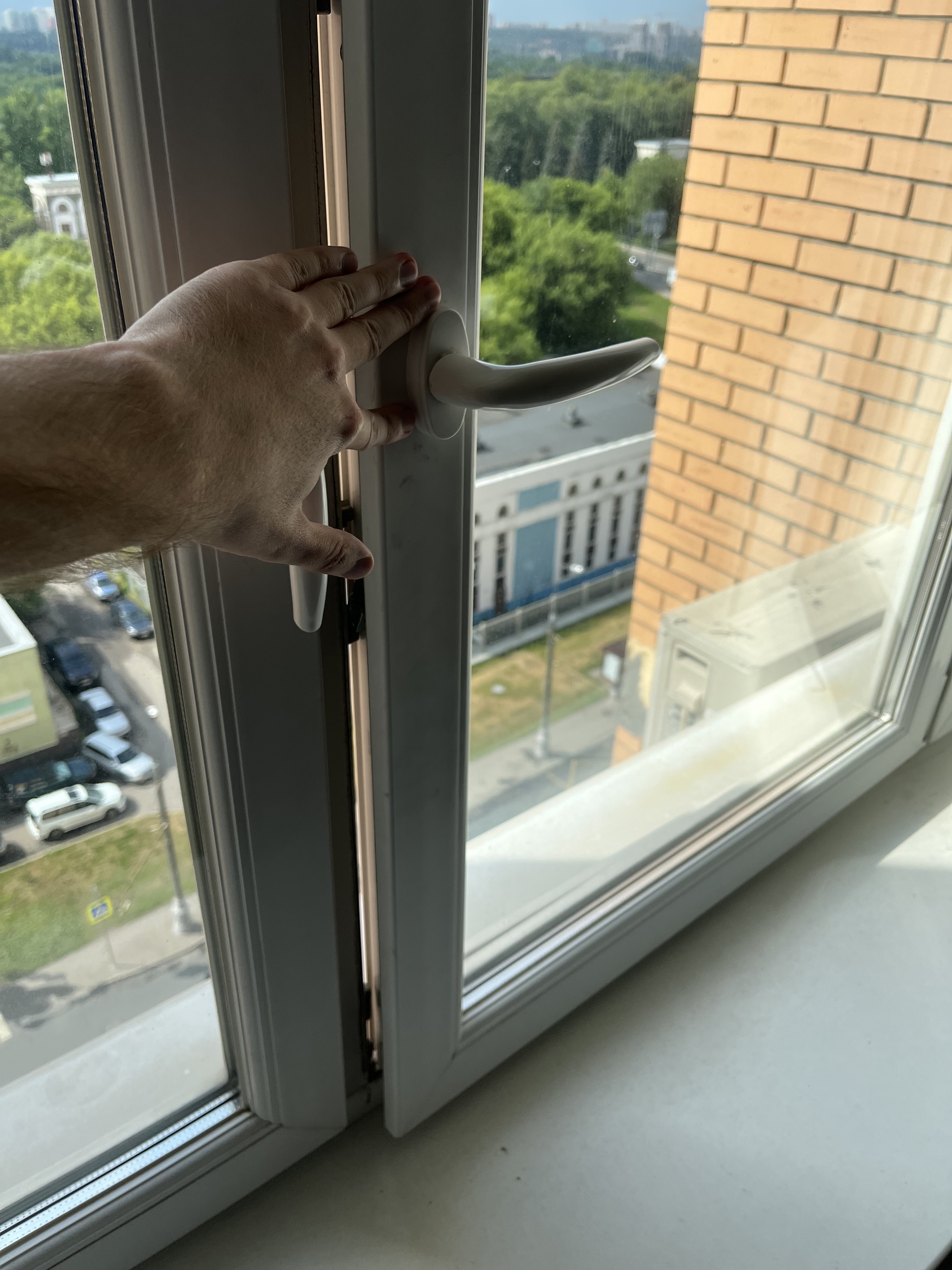 Плохо прилегает створка пластикового окна